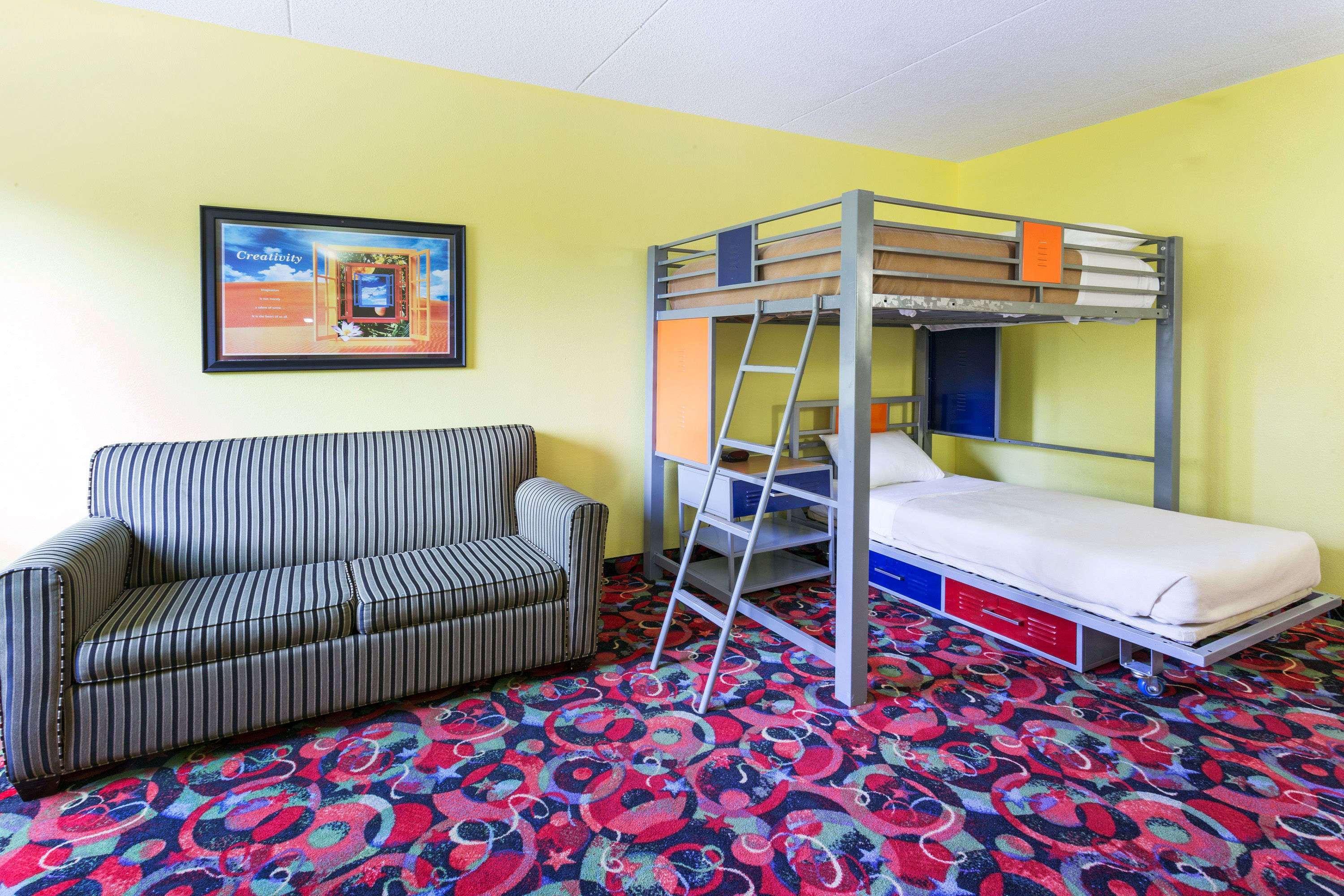 Ramada By Wyndham Bettendorf Exterior photo