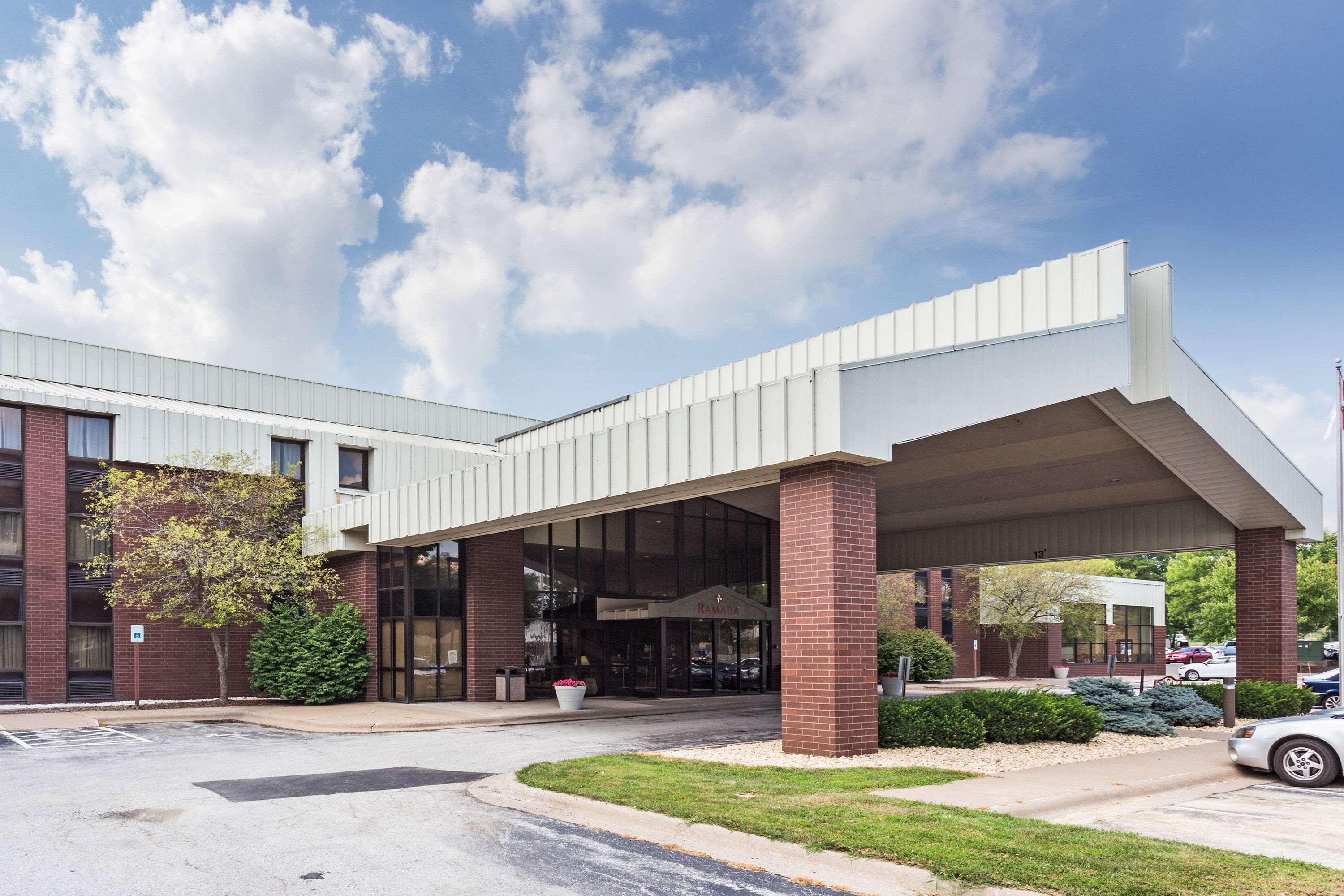 Ramada By Wyndham Bettendorf Hotel Exterior photo