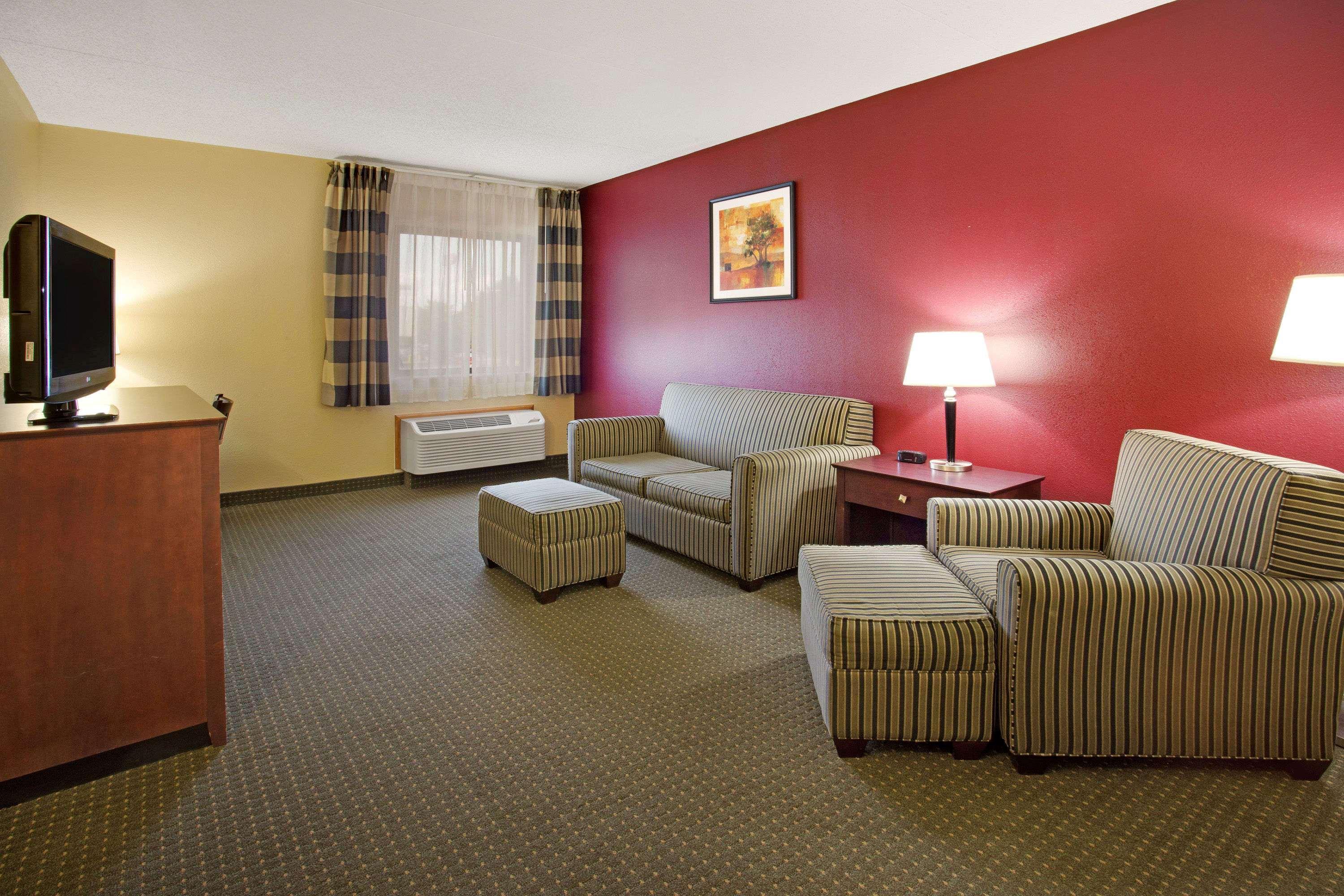 Ramada By Wyndham Bettendorf Exterior photo