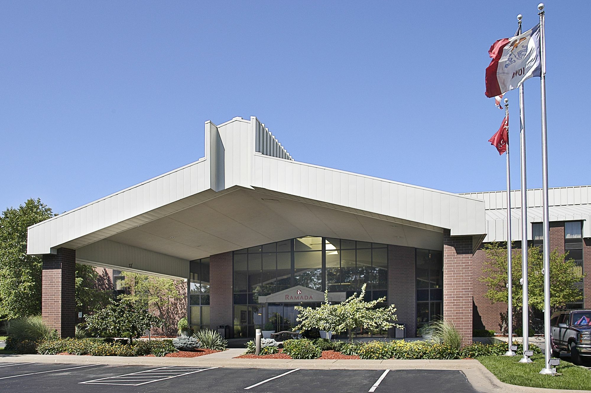 Ramada By Wyndham Bettendorf Hotel Exterior photo