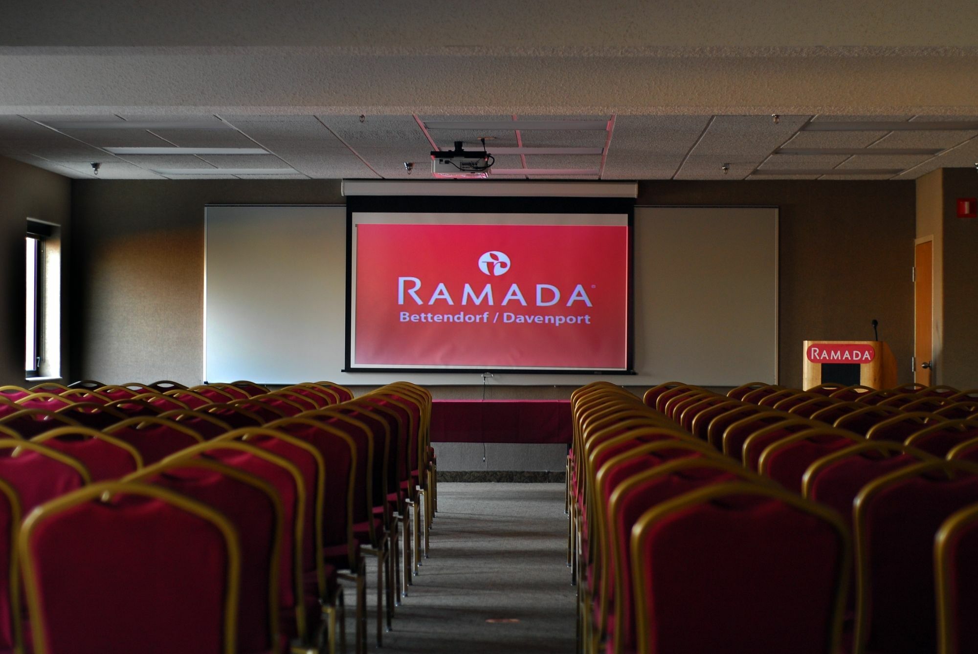 Ramada By Wyndham Bettendorf Hotel Exterior photo