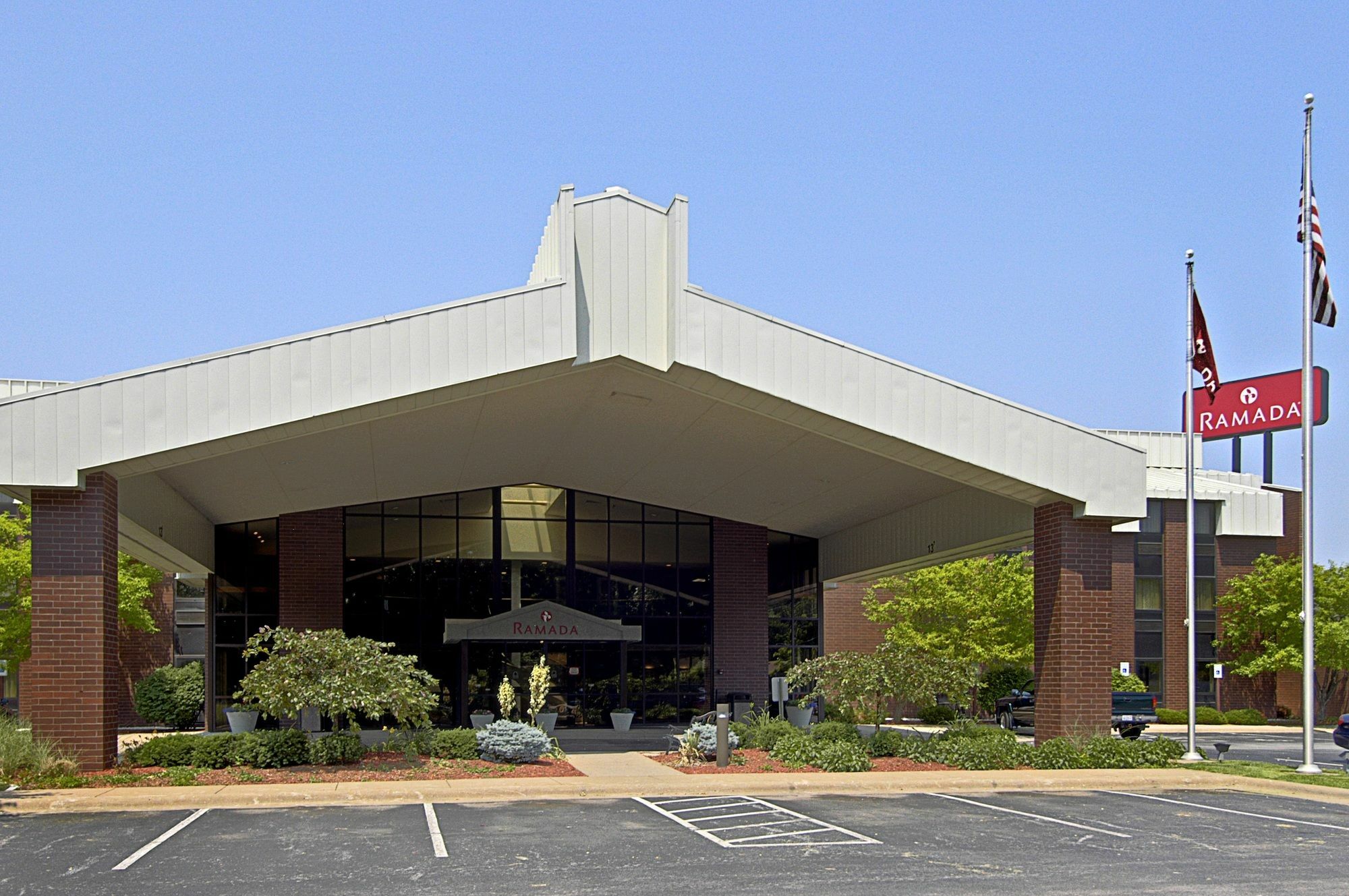 Ramada By Wyndham Bettendorf Hotel Exterior photo